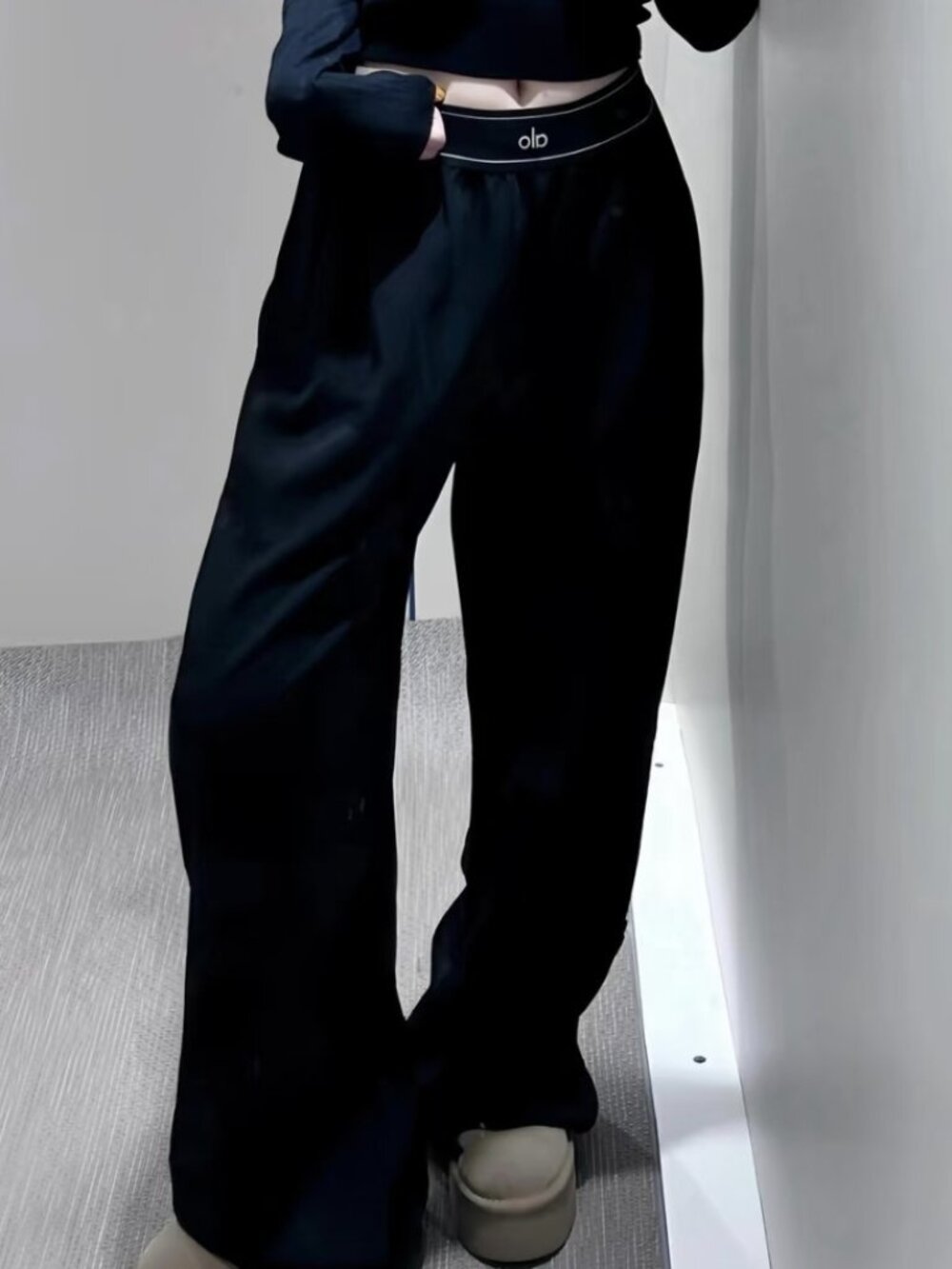 Medium Alo Yoga Black Relaxed Fit Pants-Minimal Effort, Maximum Style Regular🎊